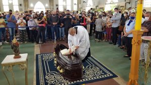 Missa de sepultamento de Monsenhor José Alves reúne centenas de fiéis