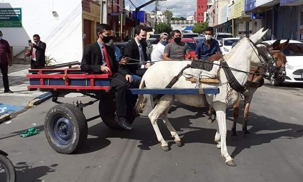 Novo na política, prefeito eleito em Barbalha vai para cerimônia de posse em carroça