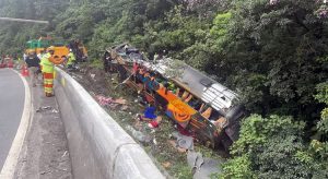 Acidente com ônibus deixa 14 mortos e 32 feridos na BR-376, no Paraná