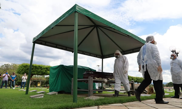 Assista à missa de corpo presente e sepultamento do ex-prefeito Carlos Cruz