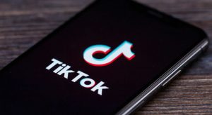 Menina de 10 anos morre asfixiada na Itália ao participar de desafio no TikTok