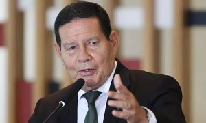 Queda de aprovação é fruto de 'ruído' sobre vacina e crise em Manaus, diz Mourão