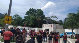 Torcedores do Flamengo protestam no Ninho do Urubu: "time sem vergonha"