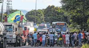 Governo estuda 'bolsa caminhoneiro' contra alta do diesel sem interferir na Petrobras