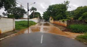 Juazeiro do Norte registra pontos de alagamento durante a chuva desta sexta-feira