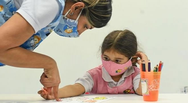 Psicóloga orienta pais e educadores a controlar estresse infantil nas aulas presenciais