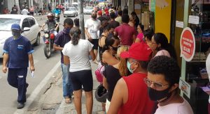 Filas para entrar em agência da Caixa lotam as calçadas do Centro de Juazeiro