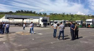 Tanqueiros fazem protesto contra o preço do diesel no Brasil