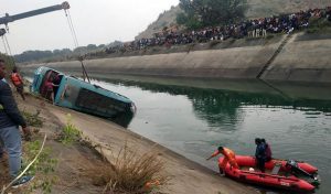 Acidente com ônibus em canal deixa pelo menos 37 mortos na Índia