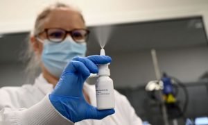 Produzida no Brasil, vacina em spray nasal contra Covid-19 deve ser testada neste ano em humanos