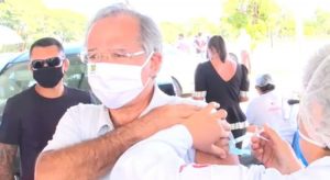 Paulo Guedes toma vacina contra a Covid-19 e defende imunização para todos os brasileiros