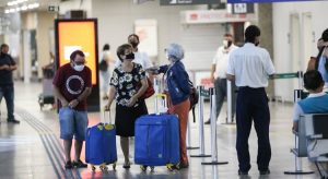 Novas regras sobre uso de máscara em aeroportos e aviões entram em vigor nesta quinta-feira (25)