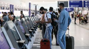 Máscaras de lenço e bandana serão proibidas em aeroportos e aviões, decide Anvisa