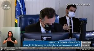 Assessor de Bolsonaro é acusado de gesto supremacista no Senado e diz que estava ajeitando o terno