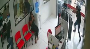 Mulher fica no meio de troca de tiros e escapa sem ser atingida, no Maranhão