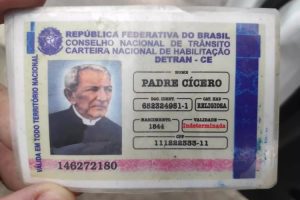 Idoso parado em blitz em Alagoas apresenta 'carteira de habilitação' de Padre Cícero e Frei Damião