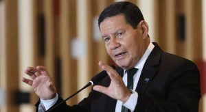 Número de mortos no Brasil já ultrapassou o limite do bom senso, diz Mourão