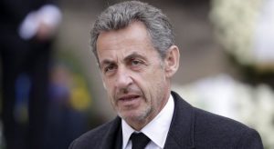 Nicolas Sarkozy, ex-presidente da França, é condenado a três anos de prisão por subornar juiz