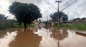 Bairro Lagoa Seca registra pontos intransitáveis de alagamento após chuva de 63 milímetros, em Juazeiro