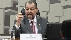 Omar Aziz é eleito presidente da CPI da Covid-19 e indica Renan Calheiros como relator