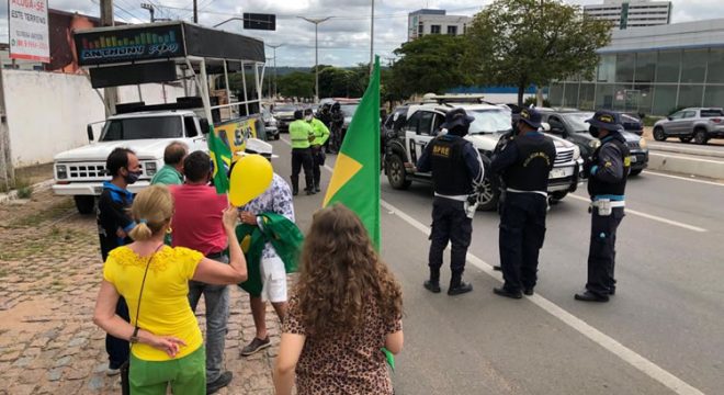 Com helicóptero do CIOPAER, Polícia dispersa manifestação “em prol do Brasil” na Praça do Giradouro