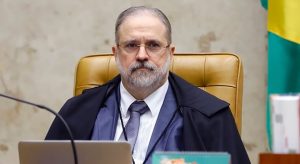 Aras diz ser contra investigação cheques de R$ 89 mil de Queiroz para Michelle