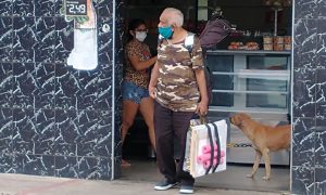 Violeiro em Juazeiro alimenta cães famintos de rua com sua própria receita