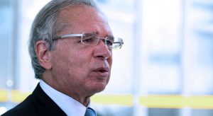 De olho em 2022, Paulo Guedes anuncia aumento no Bolsa Família: 'Vamos para o ataque'