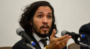 Exilado há dois anos, Jean Wyllys resolve sair do Psol e se filiar ao PT