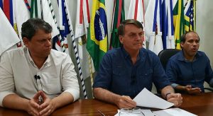 Bolsonaro negocia mudanças em projeto que muda ICMS sobre combustíveis