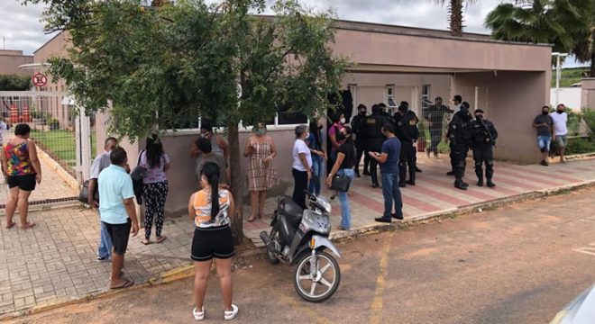 Comerciantes protestam contra o lockdown diante da Prefeitura de Barbalha