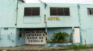 Mulher é encontrada morta em cima de cama de motel onde trabalhava, no Recife