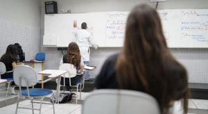 Quatro em cada dez alunos pensaram em parar os estudos devido à pandemia