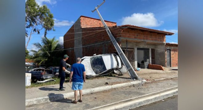Motorista perde controle e destrói muro e portão de imóvel no Ceará