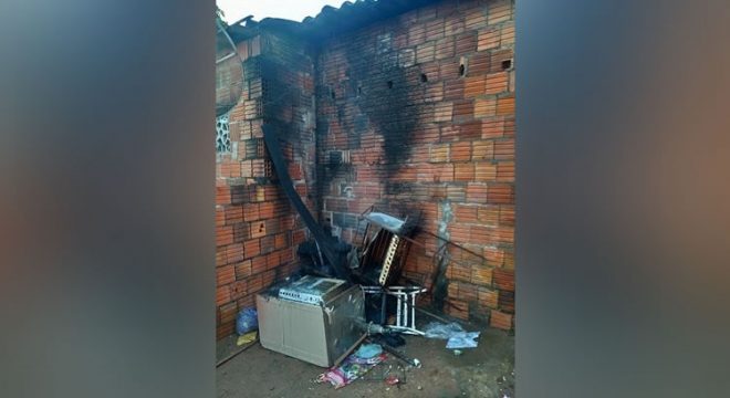 Homem tornozelado que ateou fogo na casa em Brejo Santo segue na cadeia de Juazeiro
