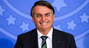 A apoiadores, Bolsonaro diz que, apesar dos problemas, está indo bem o Brasil