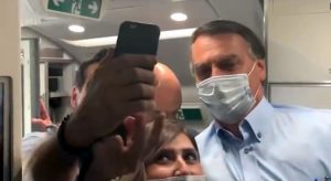 "Quem fala 'fora Bolsonaro' devia estar viajando de jegue", diz Bolsonaro em voo