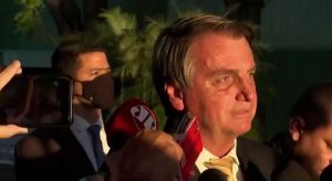 Em coletiva, Bolsonaro puxa Pai Nosso, pede beijo 'hétero' e se diz 'paz e amor'