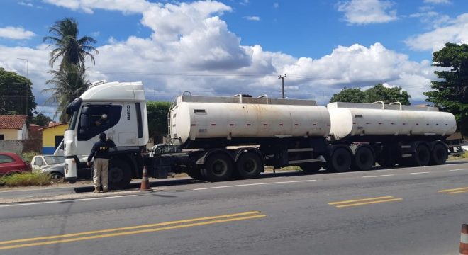 Caminhão-tanque com toneladas de óleo queimado é apreendido pela PRF no Ceará