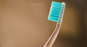 Brasil deve gastar R$ 2,6 bilhões importando escova de dente em dez anos, diz Abihpec