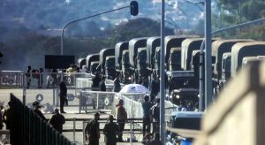 Desfile militar em dia do voto impresso dura 10 minutos e tem Bolsonaro no alto da rampa do Planalto