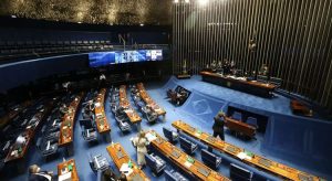 Senado aprova proibição de armas para agressores de mulheres, idosos e crianças