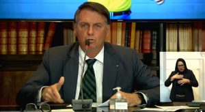 Bolsonaro reconhece eventual derrota do voto impresso e diz que Barroso apavorou deputados