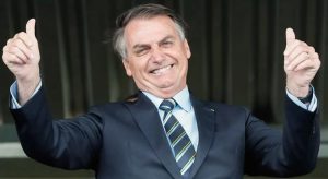 Bolsonaro diz a apoiadores que pediam pela sua permanência no cargo que "quer tirar férias"