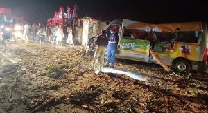 Acidente entre ônibus, van e caminhão que transportava eucalipto deixa 12 mortos na Bahia