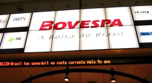 Ibovespa cai após novos ataques de Bolsonaro e cenário externo desfavorável