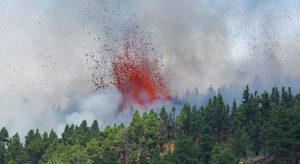 Vulcão associado a possível tsunami no Brasil entra em erupção; veja imagens