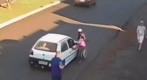 Vídeo mostra homem apalpando mulher em bicicleta: 'atitude covarde'