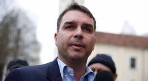 Flávio Bolsonaro fura fila por vacina contra Covid e é vaiado