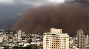 Tempestade de areia volta a atingir interior de SP e deixa uma pessoa morta